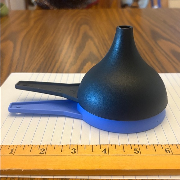 Tupperware Set of 2 Funnels - Brand New - Picture 1 of 8